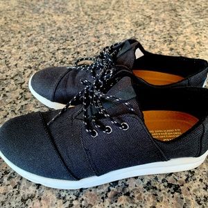 -TOMs  size 7 wide shoe